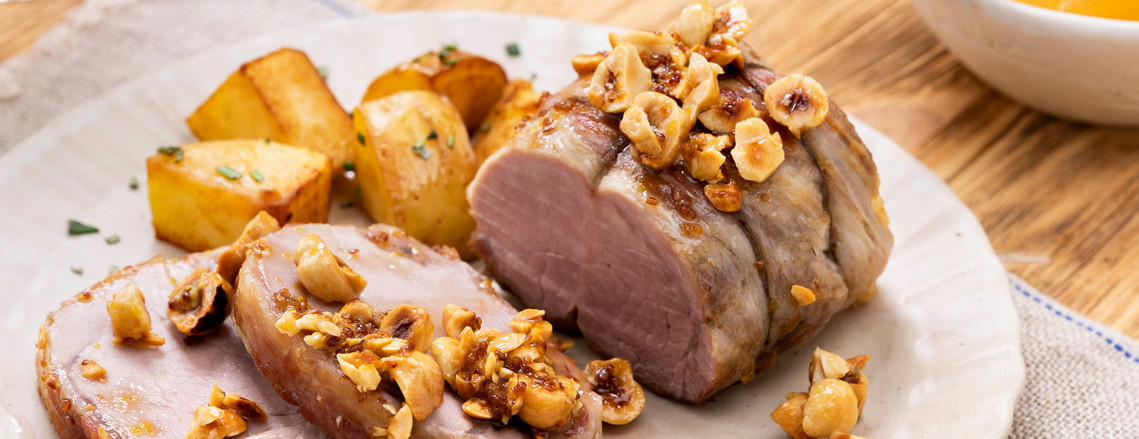 roast meet arrosto di maiale pork food photography nocciole hazelnuts fotografia cibo milano studio fotografico rosmary rosmarino