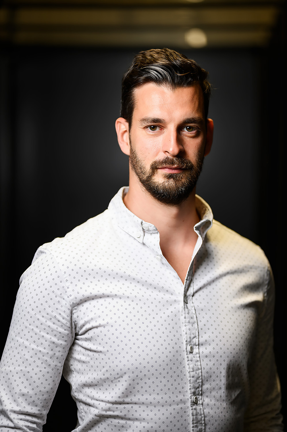 photographie portrait homme trombinoscope au milieu de serveurs informatique Jaguar Network lyon  lotfi dakhli