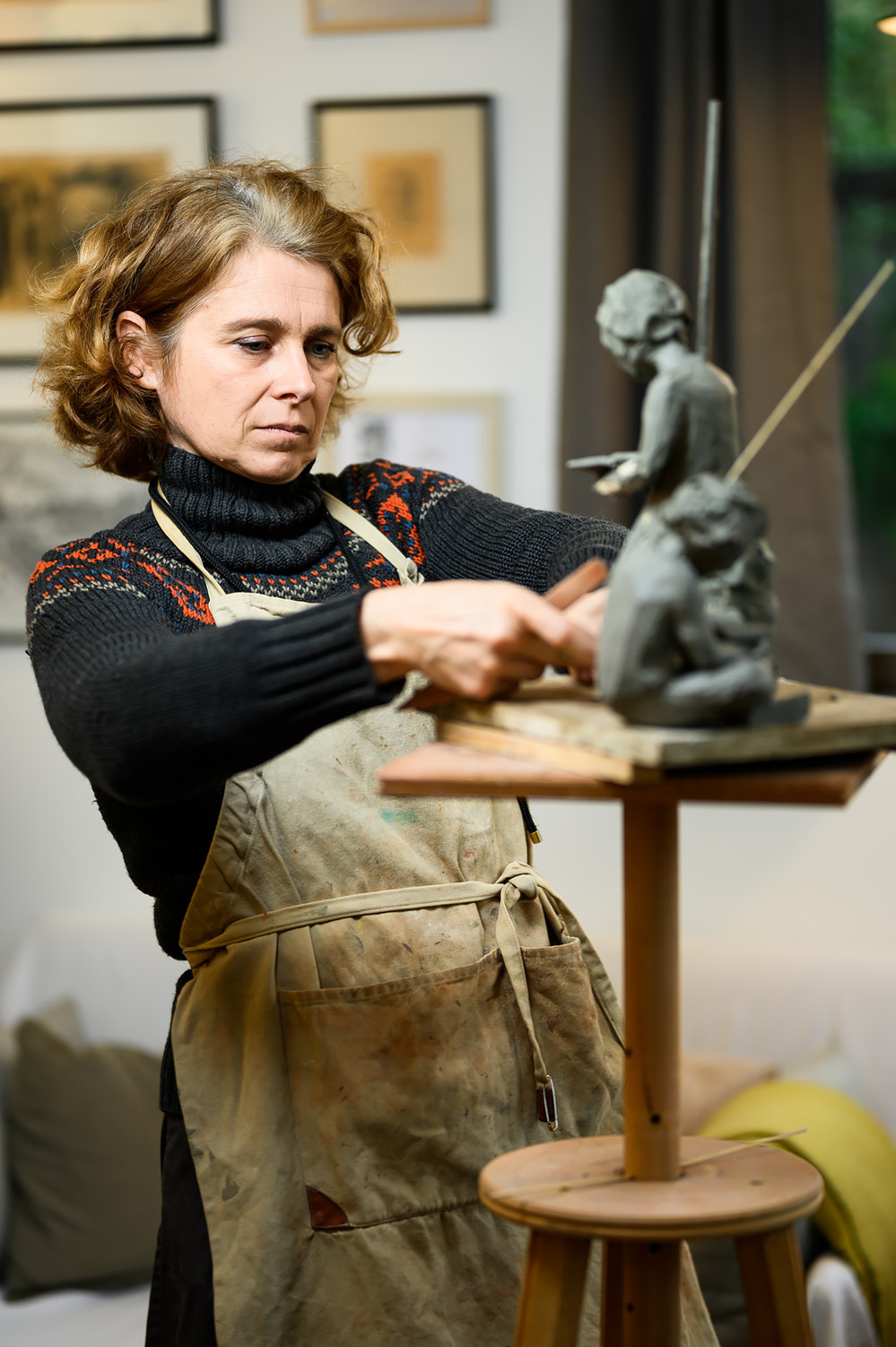photographie portrait femme  artiste en train de réaliser une sculpture   lyon  lotfi dakhli