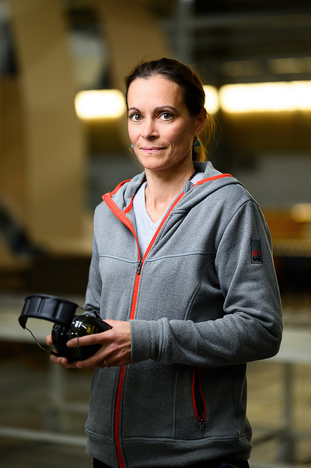 photographie portrait métier femme  dans un atelier contrôle qualité  lyon  lotfi dakhli