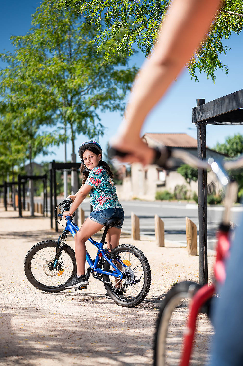 Reportage photo enfant sur vélo qui regarde au dessus de son épaule
Lotfi Dakhli Photographe Lyon