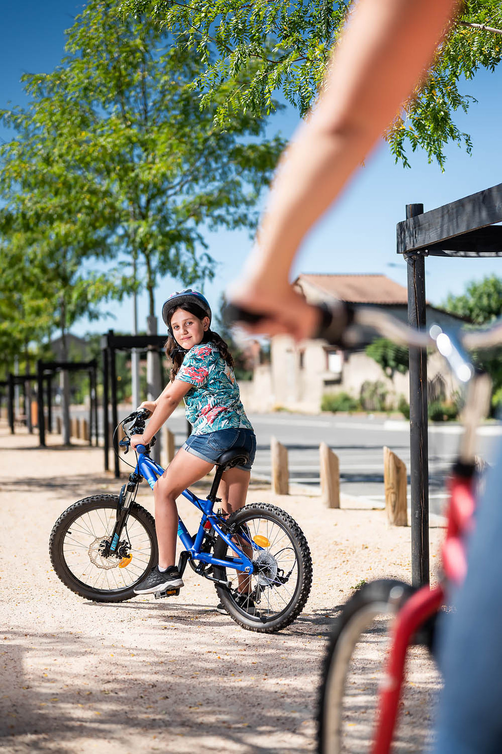 Reportage photo enfant sur vélo qui regarde au dessus de son épaule
Lotfi Dakhli Photographe Lyon