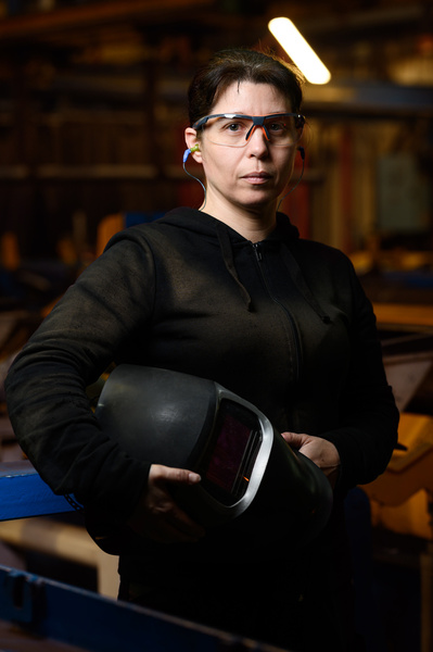 photographie de portrait industriel femme soudeuse tenant son casque lotfi dakhli