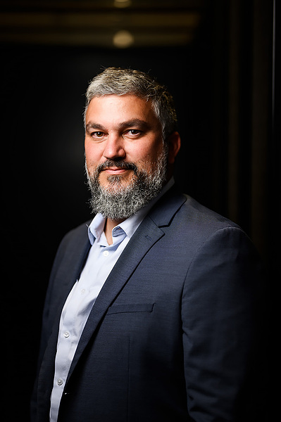 Photographie de portrait entreprise homme barbu 
Lotfi Dakhli Photographe Lyon