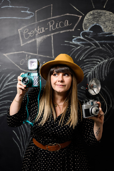 photographe portrait créatif femme devant un tableau noir avec illustration fantaisie