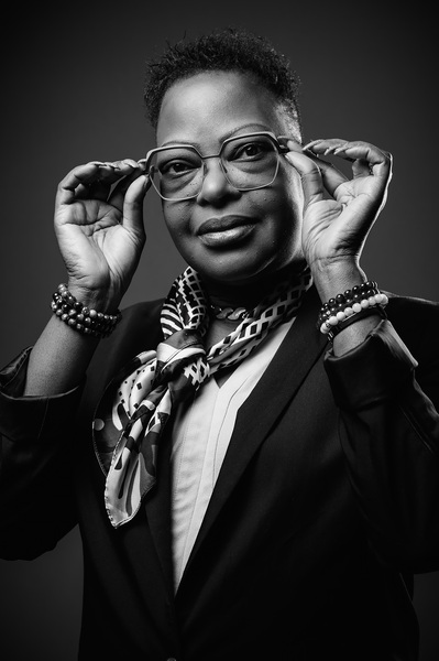 photographe de portrait noir et blanc femme avec grosses lunettes lotfi dakhli