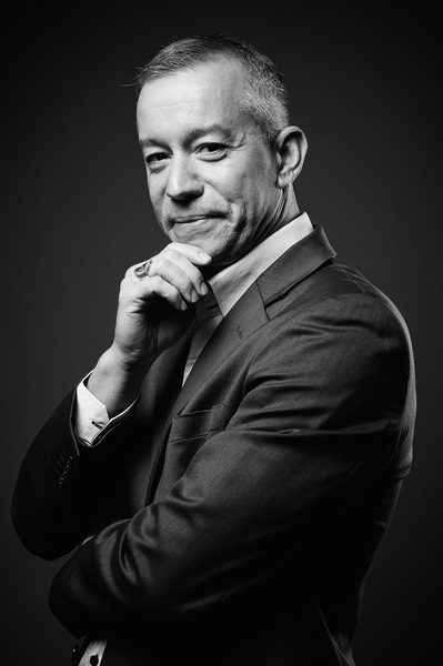 photographe de portrait corporate noir et blanc homme souriant lotfi dakhli