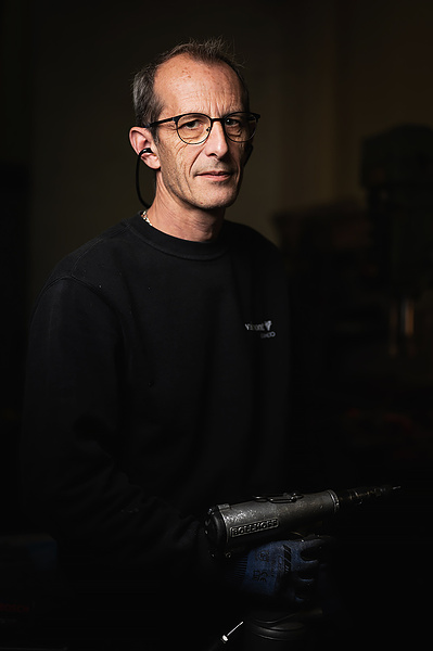 photographie de portrait lyon ouvrier avec outil industriel  lotfi dakhli
