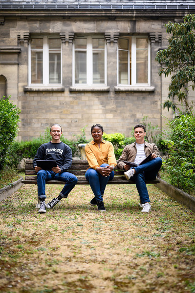 photographie corporate ENSAM Paris groupe d'étudiant assis sur un banc Lotfi Dakhli