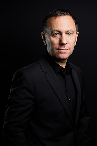 Photographie de portrait studio entreprise homme sérieux
Lotfi Dakhli Photographe Lyon