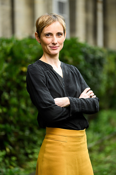 Photographie de portrait entreprise femme en jupe jaune
Lotfi Dakhli Photographe Lyon