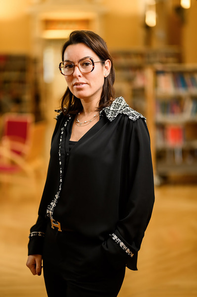 portrait institutionnel femme avec grandes lunettes
Lotfi Dakhli Photographe Lyon