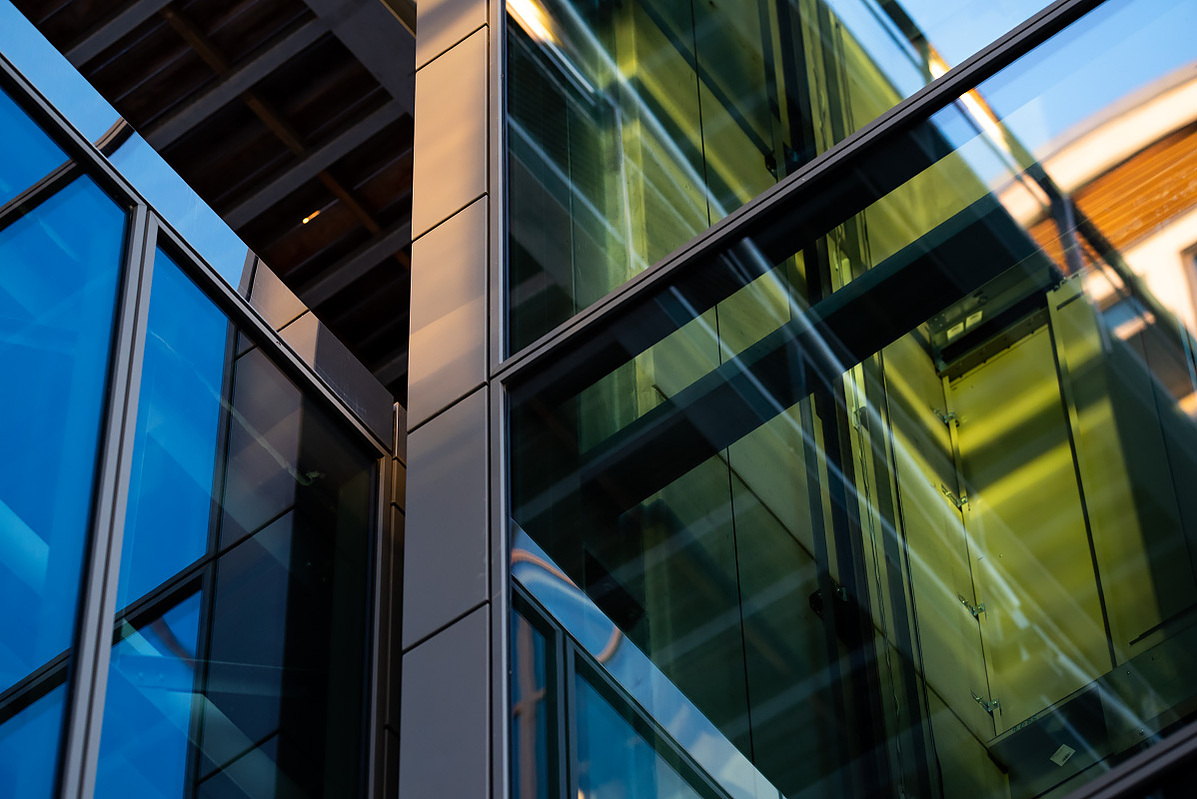 Photographie architecture
Détail d'une façade en verre éclairée par la lumière d'une fin de journée
Lotfi Dakhli Photographe