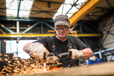 Ouvrier d'une usine de métallurgie avec une disqueuse 
Lotfi Dakhli Photographe industriel