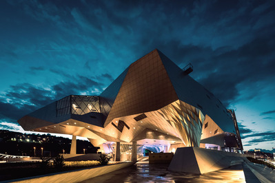 Photographie d'architecture musée des Confluences de nuit Lyon 
Lotfi Dakhli Photographe