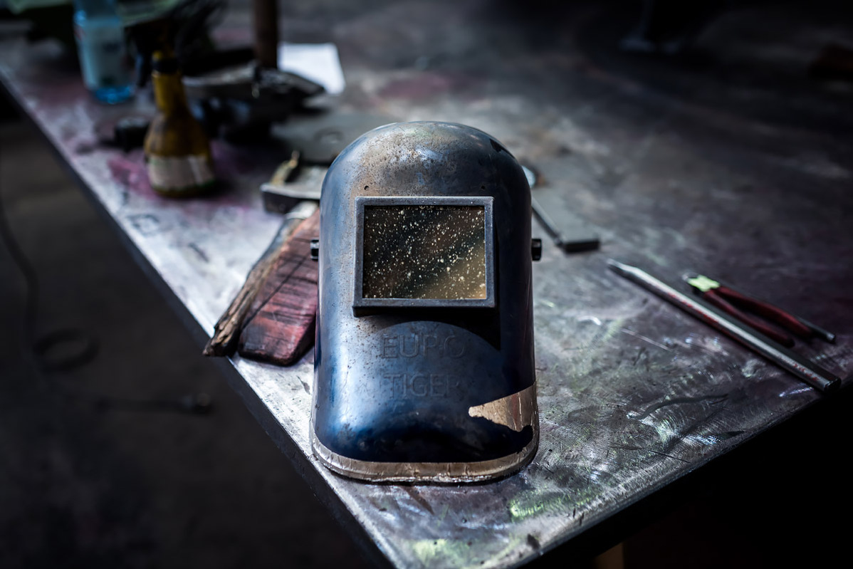 Reportage industriel dans la métallurgie
Casque de soudeur sur un établi
Lotfi Dakhli Photographe