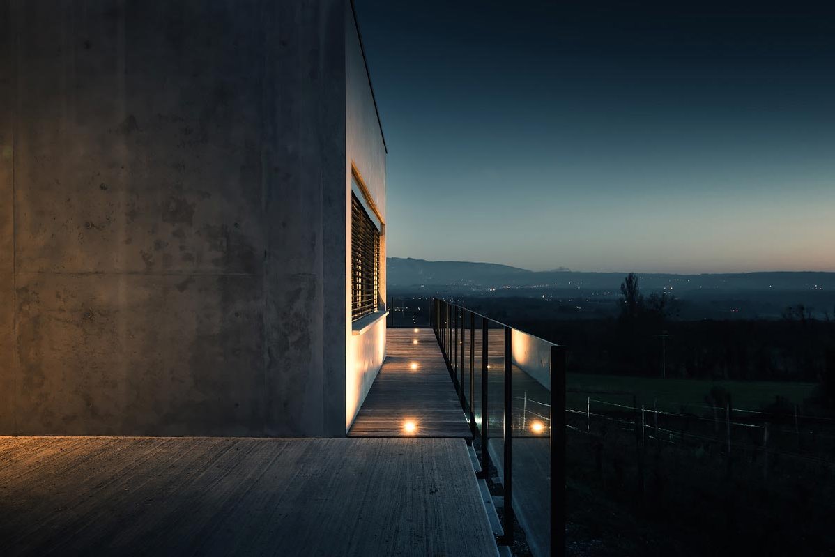 photographie d'architecture de nuit d'une maison contemporaine en suisse 