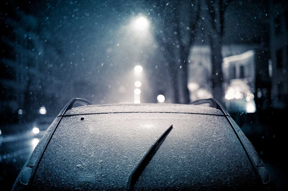 photographie urbaine voiture enneigée dans une ambiance onirique lotfi dakhli lyon
