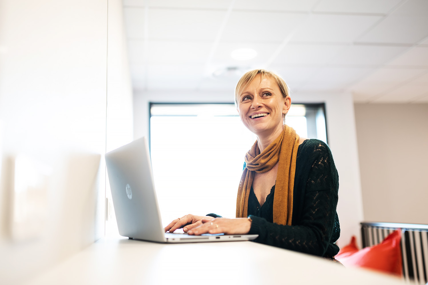 Photographie reportage corporate
Femme travaillant sur un pc dans espace de coworking
Lotfi Dakhli Photographe Lyon