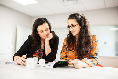 photographie corporate lyon femmes brunes en salle de pause lotfi dakhli