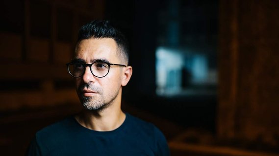 Portrait de photographe dans la nuit lotfi dakhli