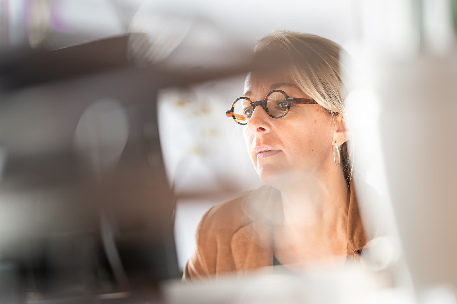 photographie corporate Lyon femme blonde devant ordinateur
