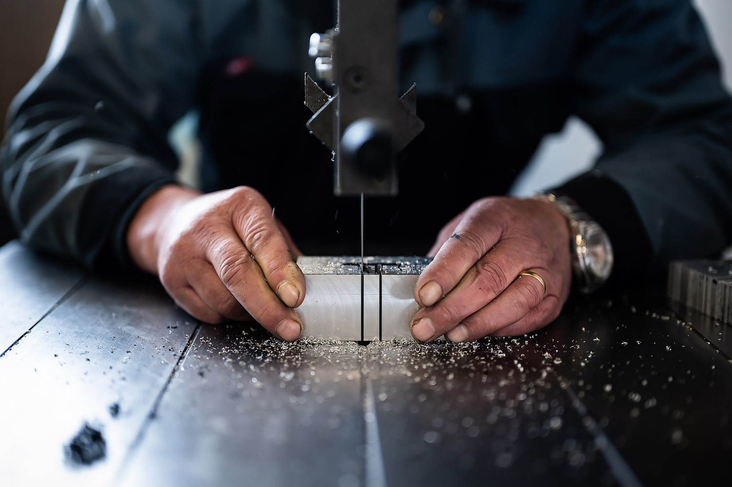 photographie industrielle mains réalisant une découpe de pièce métallique