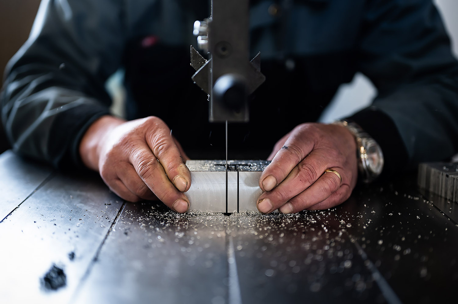 photographie industrielle mains réalisant une découpe de pièce métallique