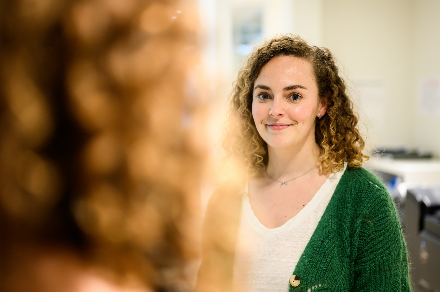 Photographie reportage corporate
Femme bouclée regarde une personne de dos dans un bureau
Lotfi Dakhli Photographe Lyon
