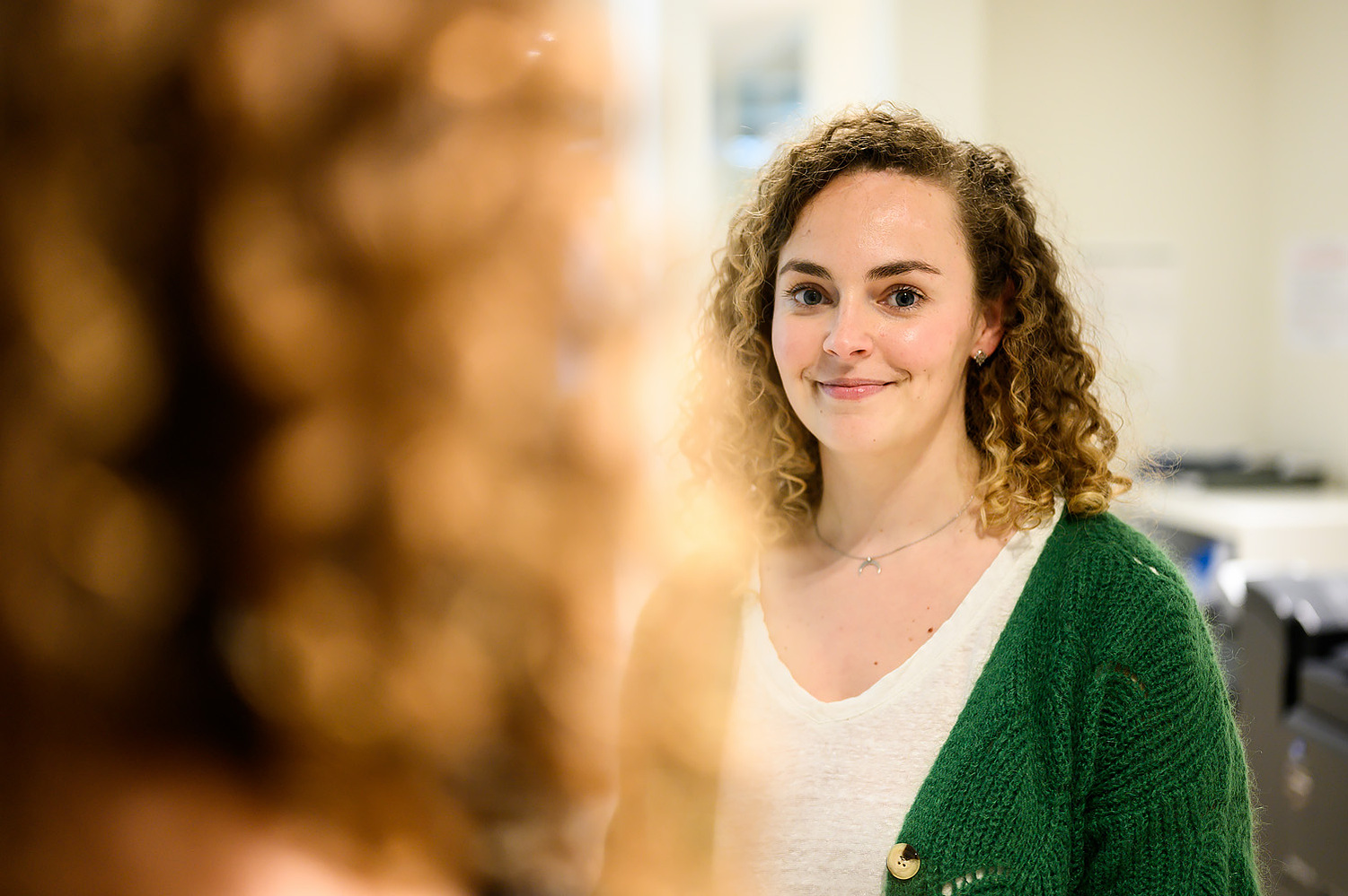 Photographie reportage corporate
Femme bouclée regarde une personne de dos dans un bureau
Lotfi Dakhli Photographe Lyon