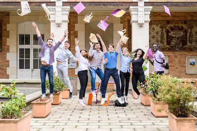 photographie corporate ENSAM Paris groupe d'étudiant jetant  des documents lotfi dakhli
