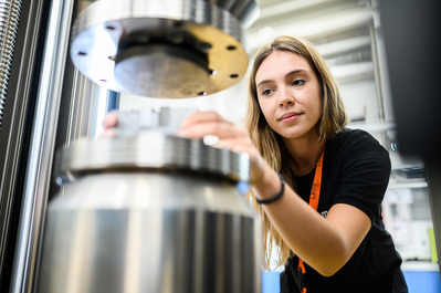 Reportage en laboratoire d'une doctorante en mécanique institut Carnot
Lotfi Dakhli Photographe industriel Lyon