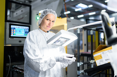 photographie industrielle Lyon Opératrice sur presse à injecter Lotfi dakhli 