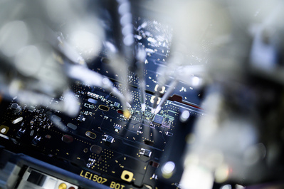 Photographie d'une carte électronique en cours de contrôle Lotfi Dakhli Photographe industriel