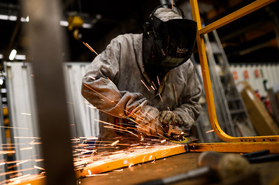 photographie de reportage industriel Lyon ouvrier avec disqueuse Haulotte Lotfi Dakhli Photographe