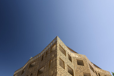 Photographie d'architecture immeuble résidentiel habillage de façade design de couleur bronze
Lotfi Dakhli Photographe