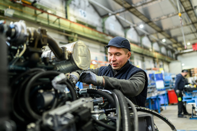 photographie industrielle Lyon ouvrier homme sur chaine de montage moteur Lotfi Dakhli