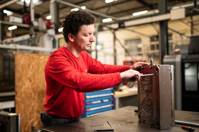 Portrait métier industriel d'un technicien mécanique moule  
Lotfi Dakhli Photographe industriel Lyon