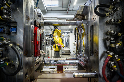 Prise de vue à l'intérieur d'une presse à injecter Plasturgie Vignal Lotfi Dakhli Photographe industriel