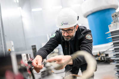 photographie industrielle Lyon ingénieur homme contrôlant un contacteur électrique lotfi dakhli