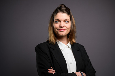 photographie de portrait studio trombinoscope lyon femme  lotfi dakhli