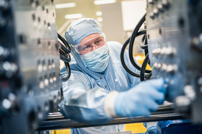photographie industrielle Lyon atmosphère contrôlée injection plastique médicale Lotfi DAKHLI