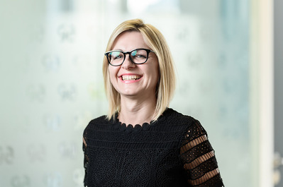 photographie corporate GA Parsi femme blonde avec lunettes et grand sourire  lotfi dakhli