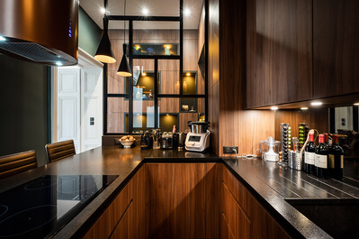 Photographie d'aménagement intérieur cuisine bois art déco avec verrière noire Lyon
Lotfi Dakhli Photographe