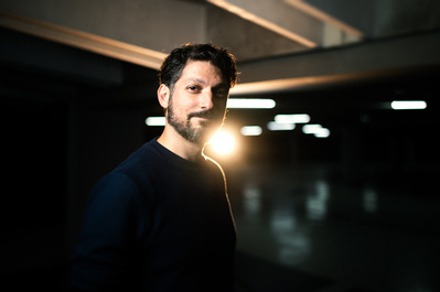 Photographie de portrait lifestyle homme sympathique dans un parking de nuit
Lotfi Dakhli Photographe Lyon