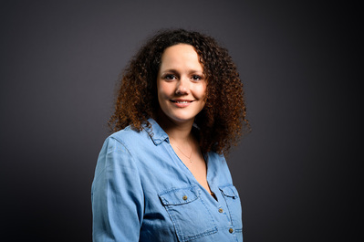 Photographie de portrait entreprise femme cheveux bouclés 
Lotfi Dakhli Photographe Lyon