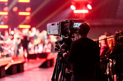 photographie corporate Lyon LDLC Arena  cameraman filmant un spectacle  Lotfi Dakhli