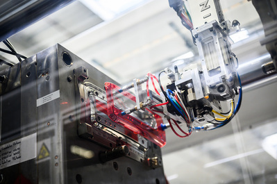 Robot industriel récupérant une pièce plastique automobile à l'intérieur d'un moule
Injection plastique Vignal Lotfi Dakhli Photographe industriel