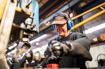 photographie de reportage industriel Lyon ouvrier sur plieuse métallique Lotfi Dakhli Photographe