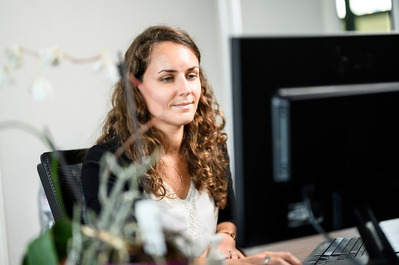 photographie corporate lyon femme bouclée devant ordinateur lotfi dakhli